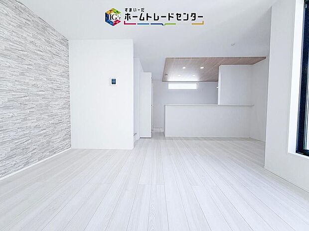 縦長で奥行きのあるリビングは、家具の配置がしやすく使い勝手が非常に良いです。特にソファを配置した時にその便利さがお分かりいただけると思います。ゆったりと、くつろげる場所でなくてはならないと考えています