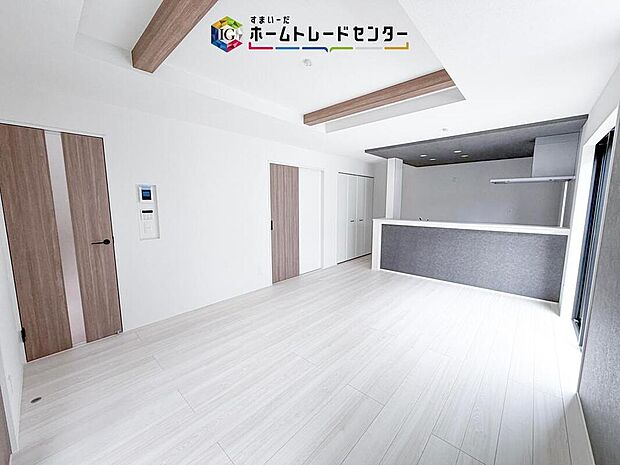 対面キッチンの前にダイニングテーブルを置き、手前側がリビングスペースになるかと思います。広く奥行きがありますので、ダイニング、リビングの各スペースの役割をしっかり分けて確保していただけます。