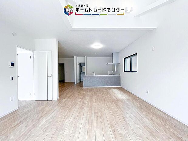 縦長で奥行きのあるリビングは、家具の配置がしやすく使い勝手が非常に良いです。特にソファを配置した時にその便利さがお分かりいただけると思います。ゆったりと、くつろげる場所でなくてはならないと考えています