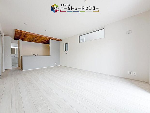広々としたLDKは家具のレイアウトもしやすく、ご家族それぞれが心地よく過ごせる空間です。開放感のある室内で、毎日の時間にもゆとりが生まれそうです。