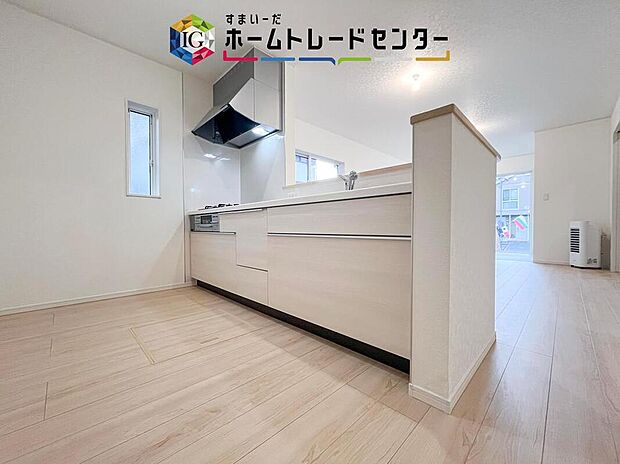 キッチンからリビングへの視界、動線です。対面キッチンですので、常にご家族が視界に入るのはもちろん、動線を広めにとっておりますので、お料理やお皿を持ちながらすれ違ってもぶつかる心配がありません。