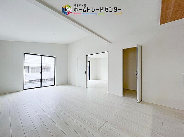 広々としたリビングは南側に設けた掃き出し窓からたくさんの陽光を取り入れてくれます。家族が集まる空間ですからやはり明るさと、暖かさは大切です。広さがありますので家具の配置に悩まなくて済むのも良いです。