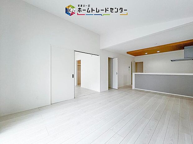 対面キッチンの前にダイニングテーブルを置き、手前側がリビングスペースになるかと思います。広く奥行きがありますので、ダイニング、リビングの各スペースの役割をしっかり分けて確保していただけます。