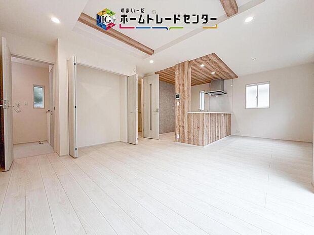 LDKのリビングスペースです。広く奥行きのあるリビングの為、ダイニング、リビングの各スペースがしっかりと確保できます。お食事の後はこちらに移って皆様でおくつろぎください。