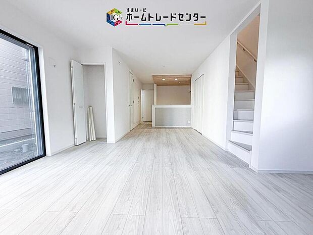 縦長で奥行きのあるリビングは、家具の配置がしやすく使い勝手が非常に良いです。特にソファを配置した時にその便利さがお分かりいただけると思います。ゆったりと、くつろげる場所でなくてはならないと考えています
