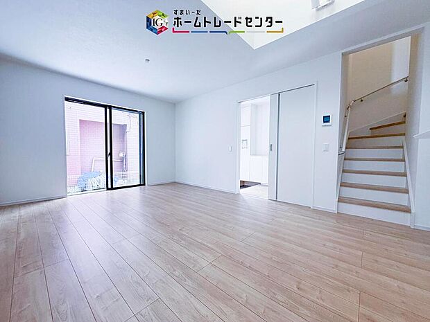 リビングにはこだわって開口部を可能な限り多く設けました。日当たり、風通しを良くするのはもちろんですが、やはり人が集まる場所ですので、開放感が必要な場所だと思います。広々としたリビングをお楽しみください