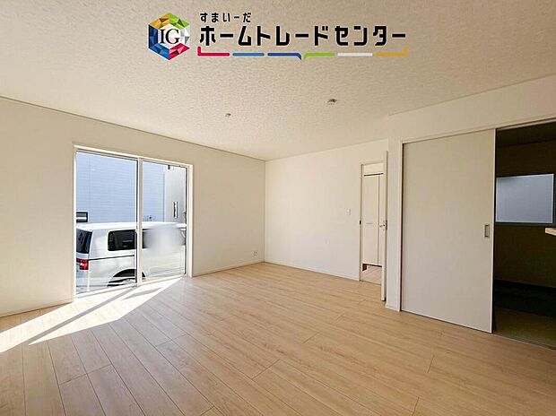 広々としたリビングは南側に設けた掃き出し窓からたくさんの陽光を取り入れてくれます。家族が集まる空間ですからやはり明るさと、暖かさは大切です。広さがありますので家具の配置に悩まなくて済むのも良いです。