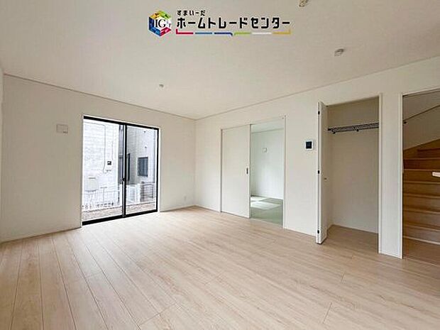 広々としたリビングは南側に設けた掃き出し窓からたくさんの陽光を取り入れてくれます。家族が集まる空間ですからやはり明るさと、暖かさは大切です。広さがありますので家具の配置に悩まなくて済むのも良いです。