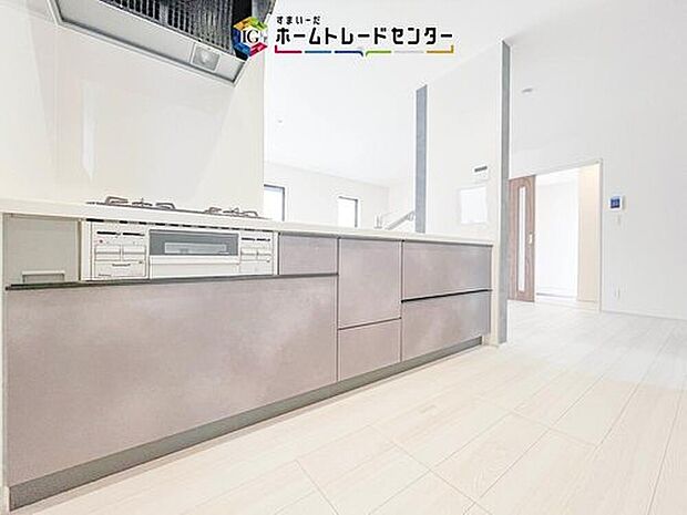 人気の対面式キッチン☆お食事の準備をしながらでもご家族とのコミュニケーションを楽しめます♪スライドタイプの収納を採用してますので、奥までしっかりと収納空間を利用できます。取り出しも簡単に♪