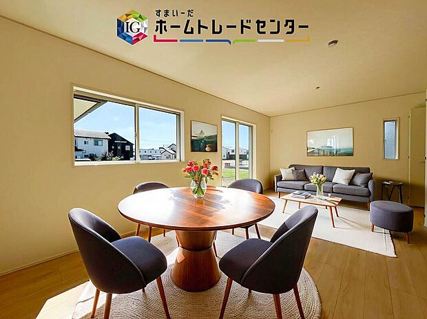 ダイニング、リビングの各スペースがしっかりと確保できるLDKです。※現況の物件写真に、CG による画像処理を行っています。家具、家電、照明器具、小物、カーテン、その他のイメージはCG です。