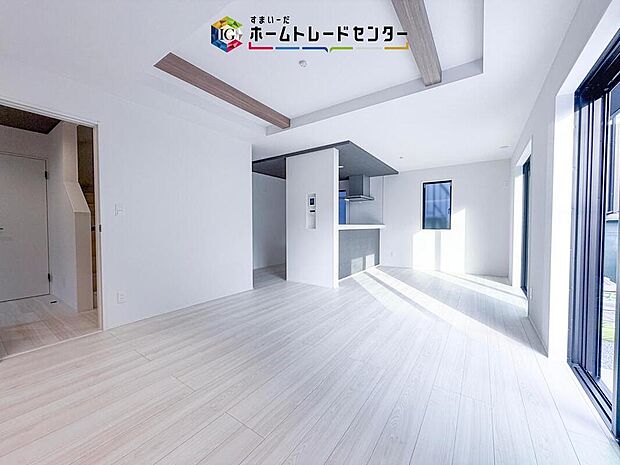 対面キッチンの前にダイニングテーブルを置き、手前側がリビングスペースになるかと思います。広く奥行きがありますので、ダイニング、リビングの各スペースの役割をしっかり分けて確保していただけます。