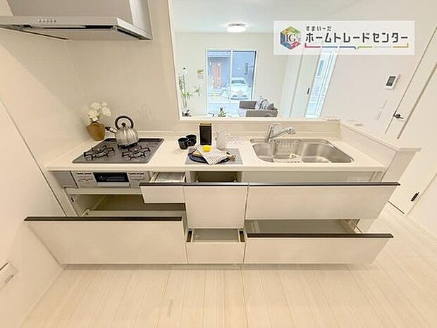 【【システムキッチン】】見栄えもよくお手入れもスムーズに出来ます。豊富な収納力もございますので、キッチンスペースをスッキリとお使い頂けそうです。