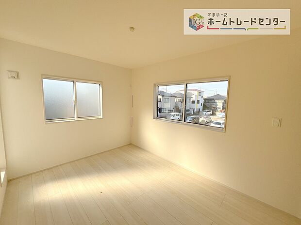 【洋室】2面採光の洋室です。窓からの眺望もよくなり視界が広いので、部屋にいても飽きません、そしてもちろん大切なのは明るさと風通し、明るい日差しと心地よい風で自分のお部屋でくつろげる贅沢をご提供します。