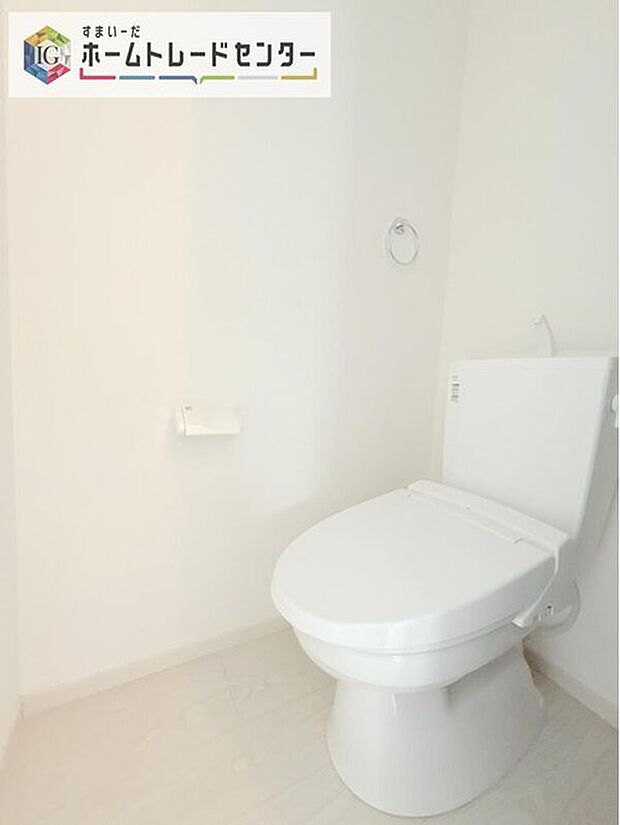 【【トイレ】】暖房機能の付いた便座は冬の寒い日にはあって良かったと本当に思います。もちろん快適で清潔なシャワー機能は標準で備えています。スペースも広くとっているので普段のお掃除もしやすいトイレスペースです。