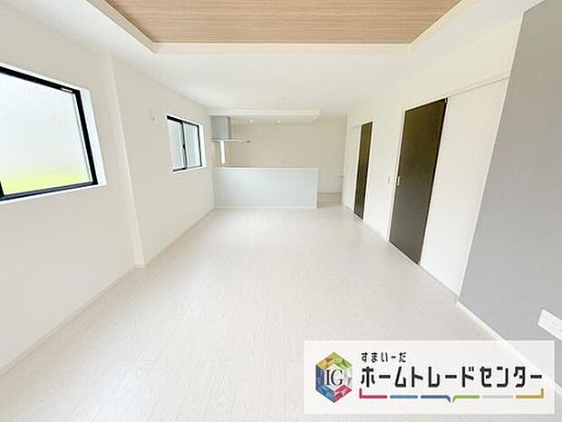 【リビング】縦長で奥行きのあるリビングは、家具の配置がしやすく使い勝手が非常に良いです。特にソファを配置した時にその便利さがお分かりいただけると思います。ゆったりと、くつろげる場所でなくてはならないと考えています