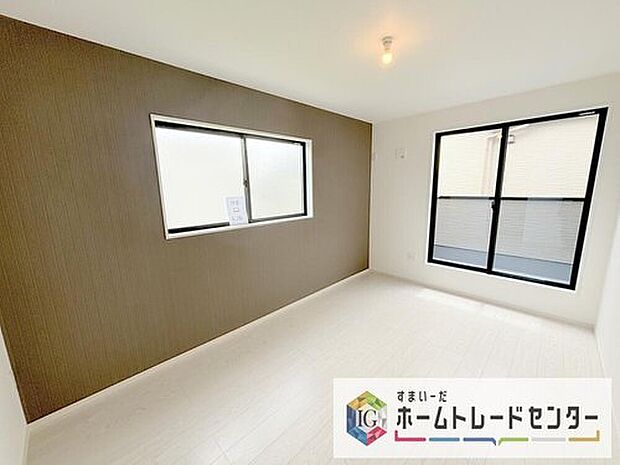 【洋室】全居室2面採光です。光を取り入れやすのはもちろんですが、建物全体の窓の数も増えておりますので、換気性能に優れた物件です。窓を開ければ家中を気持ちの良い風が通り抜けます。