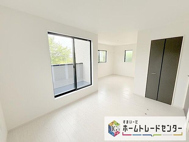【洋室】将来的には間仕切りを設けて二つの部屋にすることも考えた洋室です。現在は10畳以上の主寝室としてお使いいただき、家族が増えたとき、成長した時には、間仕切りをし、お二人分のプライベート空間へと変わります。