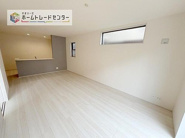 【リビング】日当たりもよく、広々としたリビングです。ゆったりとした家族の時間をお過ごしいただけます。休日はご家族そろって、またはお友達を誘って、明るいリビングで楽しい時間をお過ごしください。