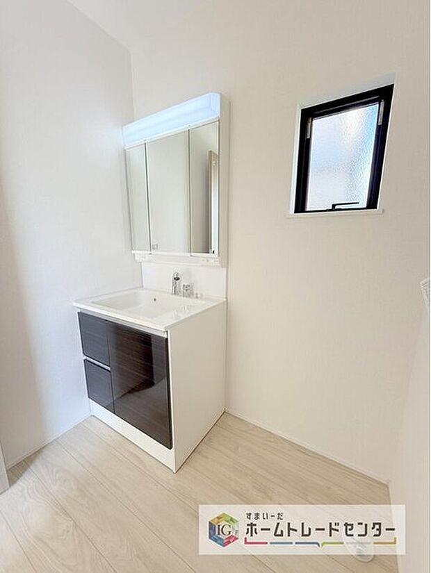 【 【洗面台・洗面所】】合わせ鏡が可能な3面鏡です。朝の忙しい時間でもの身だしなみのチェックもここだけで完結できます。もちろん鏡の後ろは充分な収納力を持った収納となっており、視界に入る部分はスッキリと片付きます。