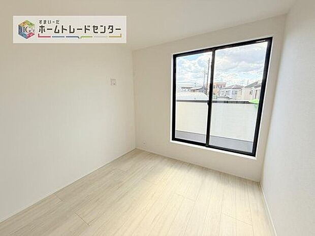 【洋室】2階洋室です。このお部屋と隣室どちらからでもバルコニーは出入り可能です。バルコニーに面したお部屋を主寝室にしたのはいいけれど、お休みになってる方がいてお洗濯ものを干しに行けない、なんてことはありません