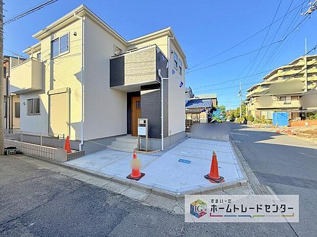 【【カースペース2台】】カースペースが2台分ございますので、家族分の自転車を駐輪したり、急な来客用の駐車スペースとしてもお使いいただけます。