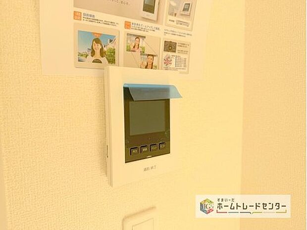 【【TVモニター付きインターホン】】録画機能もあり、どのような人が何時に来訪されたのかが分かります。防犯上はもちろん、お届け物などの把握にも便利です。ライトが付いているので、夜間でも安心です。