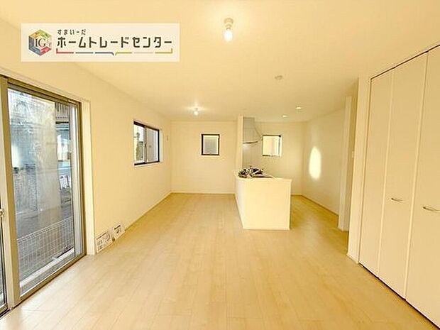 【リビング】対面キッチンの前にダイニングテーブルを置き、手前側がリビングスペースになるかと思います。広く奥行きがありますので、ダイニング、リビングの各スペースの役割をしっかり分けて確保していただけます。