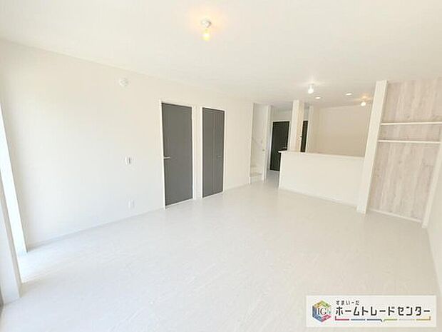 【リビング】対面キッチンの前にダイニングテーブルを置き、手前側がリビングスペースになるかと思います。広く奥行きがありますので、ダイニング、リビングの各スペースの役割をしっかり分けて確保していただけます。