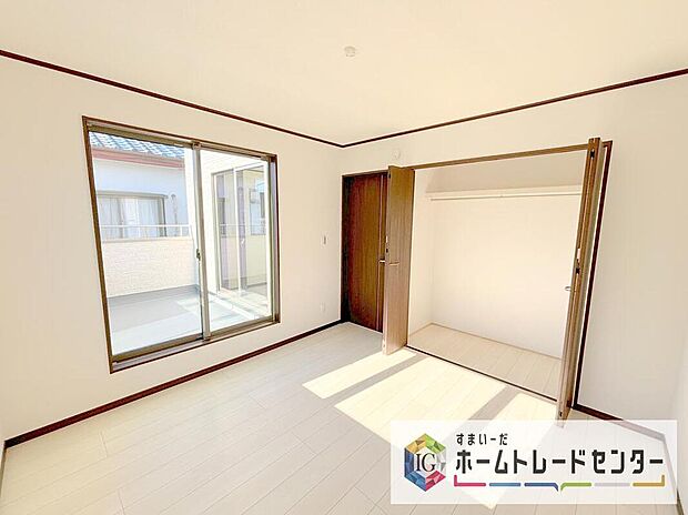 【リビング以外の居室】各居室に収納を完備しております。収納が豊富な住宅は居室空間がしっかりと使えるので暮らしやすさが断然に上がります。荷物をを気にすることなく家具の配置をお好み通りにできるのも大きな魅力です。