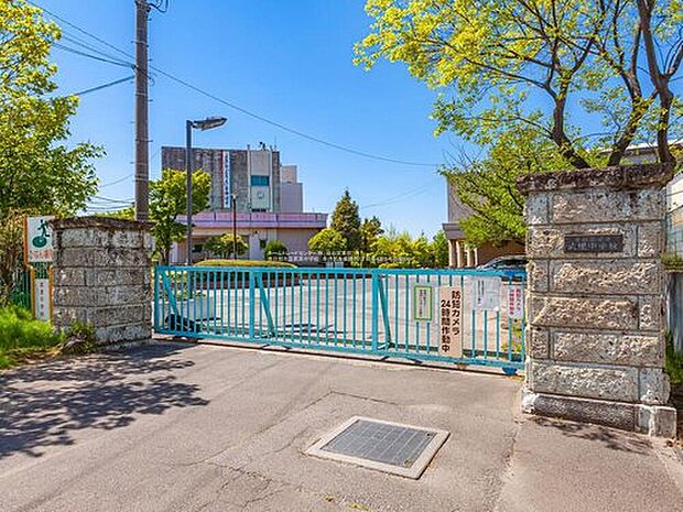 春日部市立武里中学校(約890m)