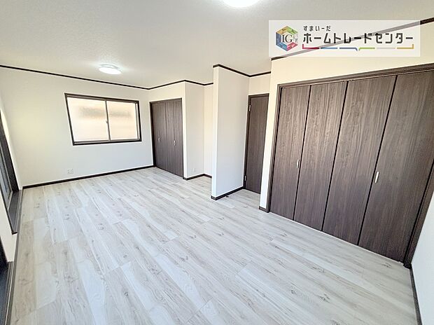 【洋室】将来的には間仕切りを設けて二つの部屋にすることも考えた洋室です。現在は10帖以上の主寝室としてお使いいただき、家族が増えたとき、成長した時には、間仕切りをし、お二人分のプライベート空間へと変わります。