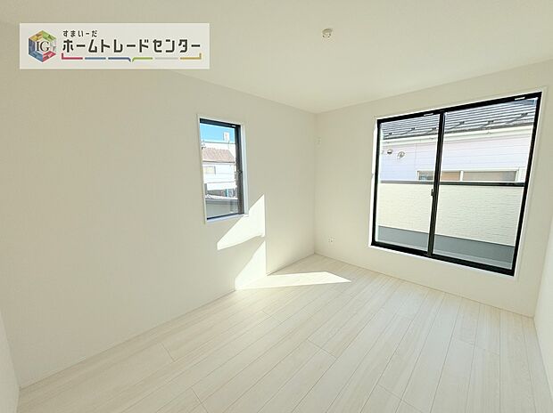 【洋室】日当りの良さは写真でも充分に伝わるかと思いますが、開放感のある周囲にめぐまれたおかげで、風通しもとても良くなっております。ぜひ現地を見ていただき体感していただきたいポイントです。