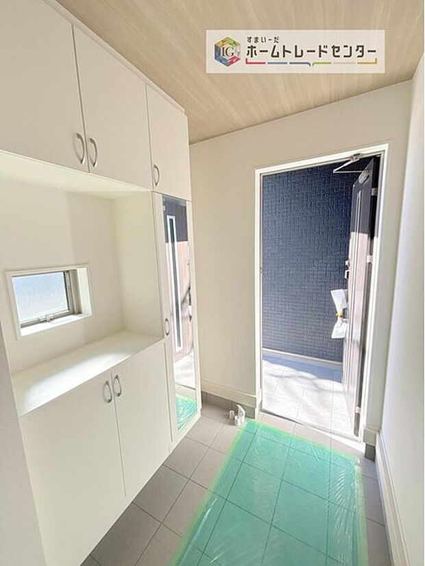 【玄関】天井近くまでの高さがあり、収納力が高いコの字型のシューズボックスです♪ご家族の履物もスッキリできます。間の空間部分は、家族のカギ置き場にして機能的に使ったりと、様々な用途で使用できます。