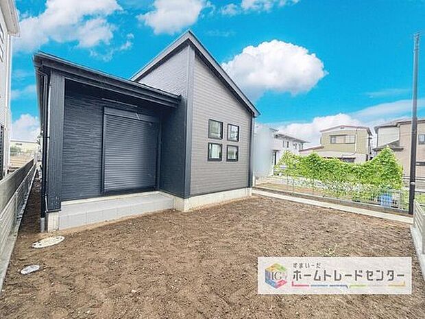 【庭】陽当たりの良いお庭では、お子様の遊び場や趣味のガーデニングなど、ライフスタイルに合わせていろいろとお楽しみ頂けそうです。