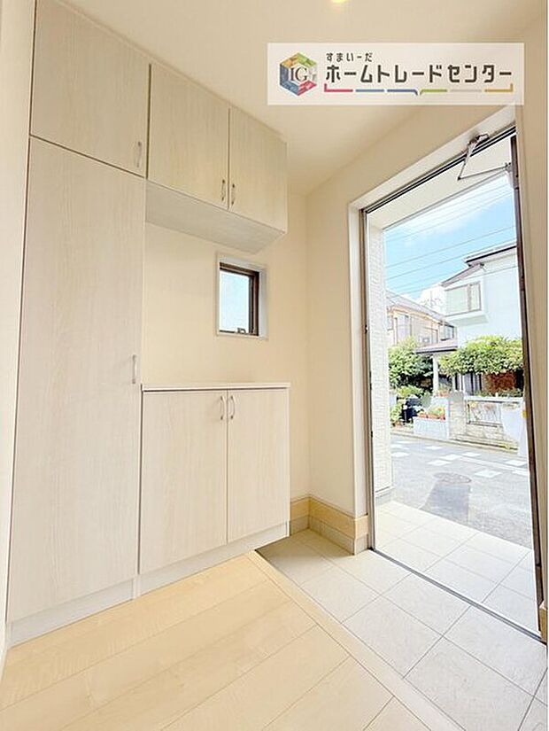 【玄関】天井近くまでの高さがあり、収納力が高いコの字型のシューズボックスです♪ご家族の履物もスッキリできます。間の空間部分は、家族のカギ置き場にして機能的に使ったりと、様々な用途で使用できます。