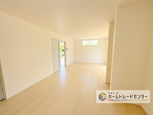 【リビング】縦長で奥行きのあるリビングは、家具の配置がしやすく使い勝手が非常に良いです。特にソファを配置した時にその便利さがお分かりいただけると思います。ゆったりと、くつろげる場所でなくてはならないと考えています