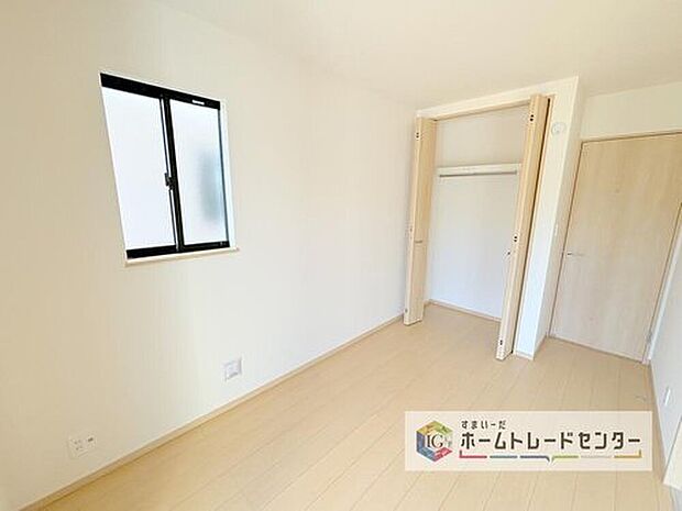 【洋室】各居室に収納を完備しております。収納が豊富な住宅は居室空間がしっかりと使えるので暮らしやすさが断然に上がります。荷物をを気にすることなく家具の配置をお好み通りにできるのも大きな魅力です。