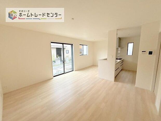 【 リビング】LDKのリビングスペースです。広く奥行きのあるリビングの為、ダイニング、リビングの各スペースがしっかりと確保できます。お食事の後はこちらに移って皆様でおくつろぎください。