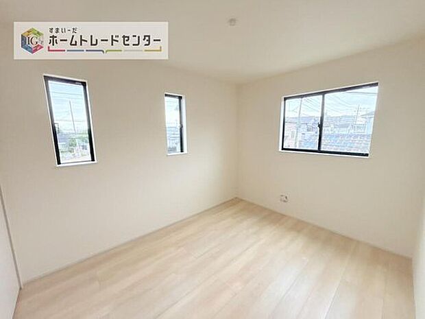 【洋室】2面採光の洋室です。窓からの眺望もよくなり視界が広いので、部屋にいても飽きません、そしてもちろん大切なのは明るさと風通し、明るい日差しと心地よい風で自分のお部屋でくつろげる贅沢をご提供します。