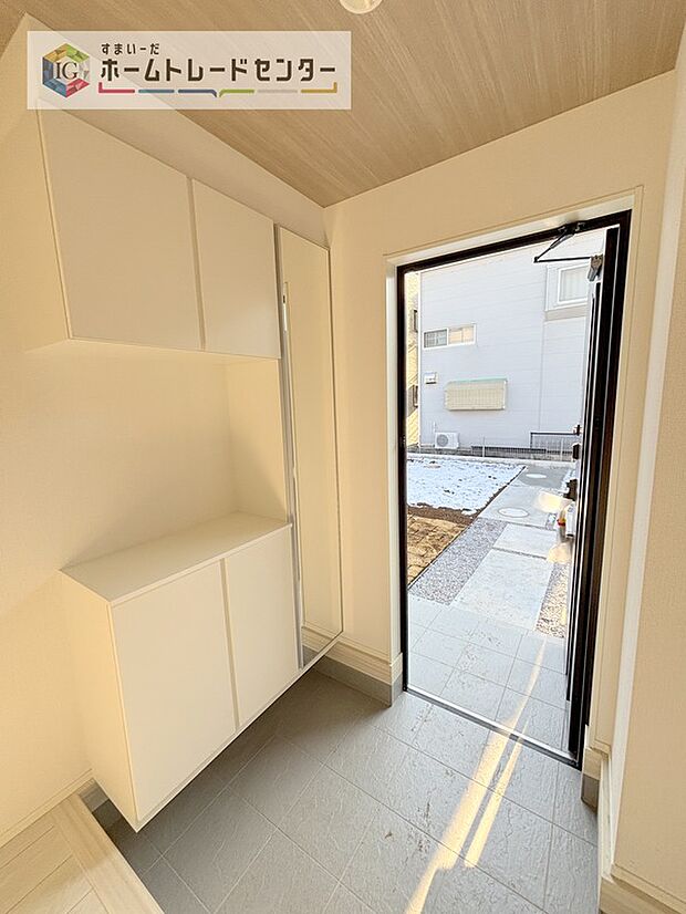 【玄関】姿見付きの下駄箱でお家を出る前にコーディネートの最終チェックをすることができます♪大容量の収納力でご家族の履物もすっきり収納できます♪片付けが楽になる豊富な収納は、日々のストレス軽減にもつながります
