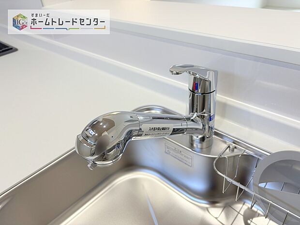 【【浄水器】】浄水カートリッジ内蔵で場所を取らずに見た目もスッキリ。ノズルはシャワーヘッドになっておりお掃除も楽々です。