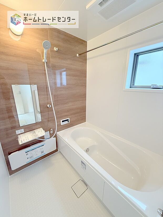 【【浴室】】一坪タイプのユニットバスは、足をしっかりと延ばして一日の疲れを癒すことが可能です。浴室暖房乾燥機も完備しておりますので、カビの心配が無いのはもちろん、雨の日のお洗濯物はお風呂で乾かせます。