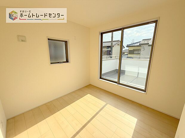 【洋室】日当りの良さは写真でも充分に伝わるかと思いますが、開放感のある周囲にめぐまれたおかげで、風通しもとても良くなっております。ぜひ現地を見ていただき体感していただきたいポイントです。