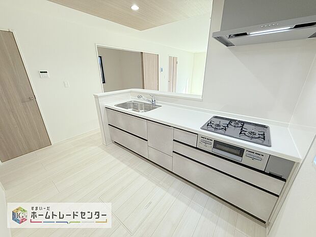 【キッチン】キッチンスペースはご家族みんなで作業ができるスペースを確保しております。みんなで楽しくお料理やお片付けをすれば、家事の時間も家族のコミュニケーションの時間に変わります。
