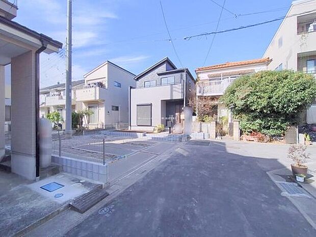 【 前面道路含む現地写真】土日のご予約はもちろん、平日やお仕事のお時間に合わせてのご案内も実施しています。まずはお客様のご都合をお伺いさせて頂き、それに合う形で物件のご紹介をさせていただきます。お気軽にお問い合わせください。