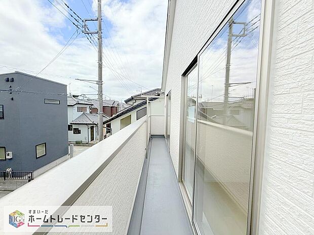 【バルコニー】お洗濯物を干したり、日光浴をしたり、色々なことにお使いいただくバルコニーは、外から見た際に建物の見た目にも大きな影響を与える要素の一つです。自慢の我が家としていただくために形にもこだわりました。