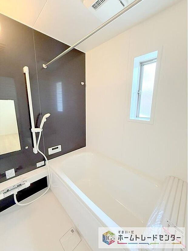 【【浴室】】一坪タイプのユニットバスは、足をしっかりと延ばして一日の疲れを癒すことが可能です。浴室暖房乾燥機も完備しておりますので、カビの心配が無いのはもちろん、雨の日のお洗濯物はお風呂で乾かせます。