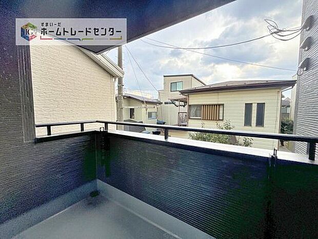 【 バルコニー】お洗濯物を干したり、日光浴をしたり、色々なことにお使いいただくバルコニーは、外から見た際に建物の見た目にも大きな影響を与える要素の一つです。自慢の我が家としていただくために形にもこだわりました。