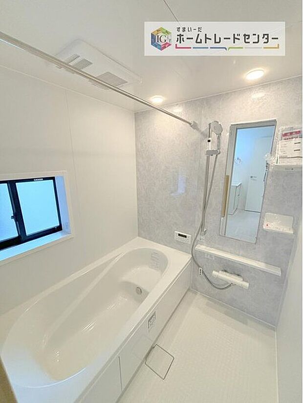 【【浴室】】一坪タイプのユニットバスは、足をしっかりと延ばして一日の疲れを癒すことが可能です。浴室暖房乾燥機も完備しておりますので、カビの心配が無いのはもちろん、雨の日のお洗濯物はお風呂で乾かせます。