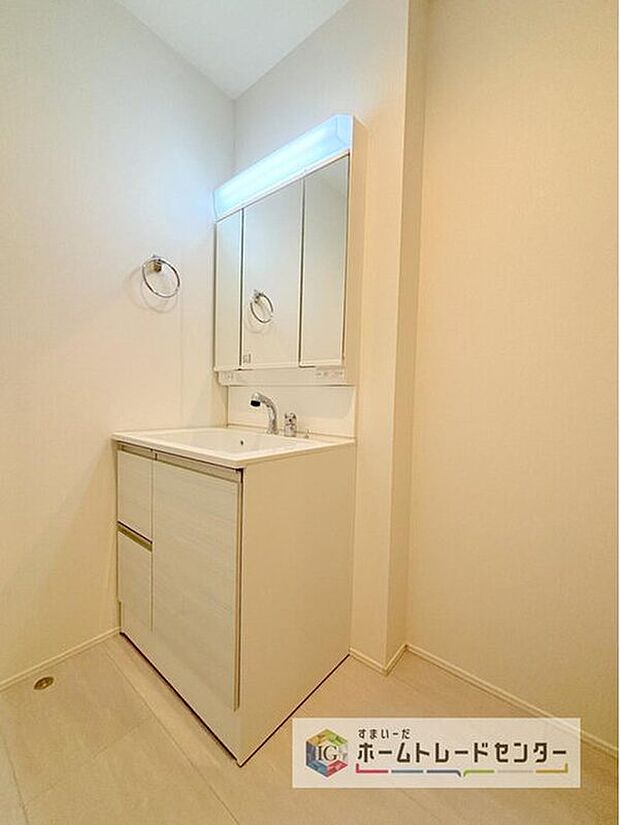 【【洗面台・洗面所】】合わせ鏡が可能な3面鏡です。朝の忙しい時間でもの身だしなみのチェックもここだけで完結できます。もちろん鏡の後ろは充分な収納力を持った収納となっており、視界に入る部分はスッキリと片付きます。